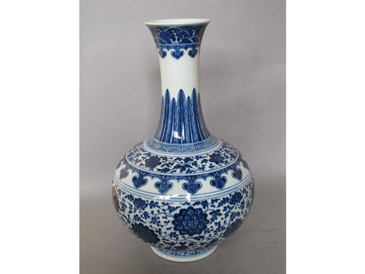 青花缠枝莲纹瓶